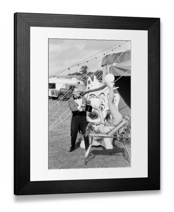 Framed Print : Paulos Circus, Calcot, Berkshire, October 1985 Framed Print : Paulos Circus, Calcot, Berkshire, October 1985