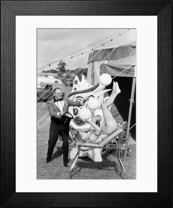 Framed Print : Paulos Circus, Calcot, Berkshire, October 1985 Framed Print : Paulos Circus, Calcot, Berkshire, October 1985
