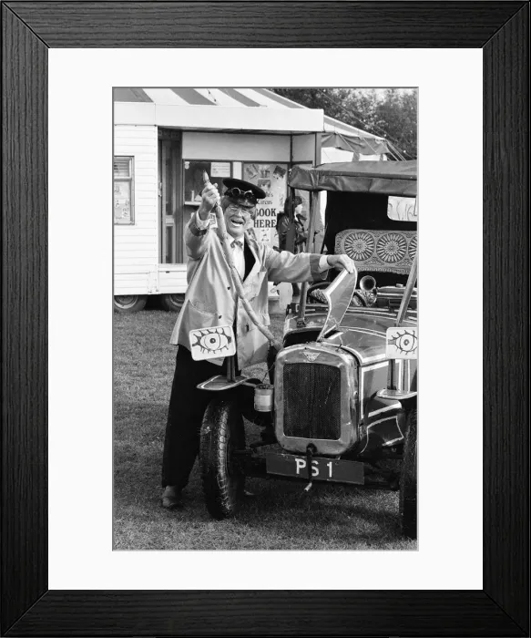 Framed Print : Paulos Circus, Calcot, Berkshire, October 1985 Framed Print : Paulos Circus, Calcot, Berkshire, October 1985