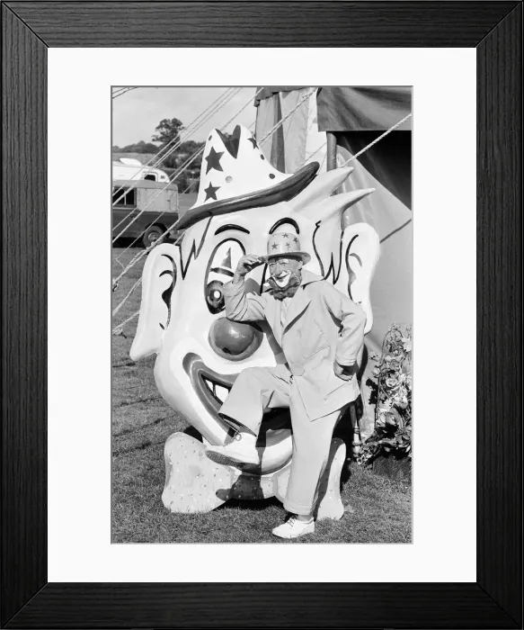 Framed Print : Paulos Circus, Calcot, Berkshire, October 1985 Framed Print : Paulos Circus, Calcot, Berkshire, October 1985