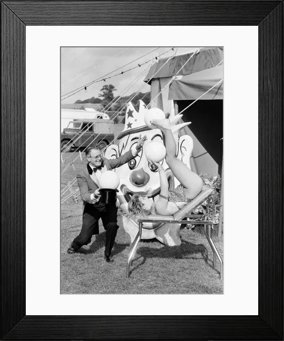 Framed Print : Paulos Circus, Calcot, Berkshire, October 1985 Framed Print : Paulos Circus, Calcot, Berkshire, October 1985