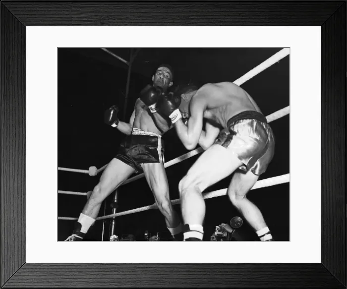 Framed Print : Randolph Turpin v Charles Numez, pictured in ring, fighting for vacant EBU (European