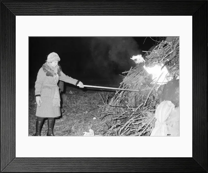 Framed Print : Bonfire Night at Waterloo Meadows park, Reading, Berkshire, November 1980