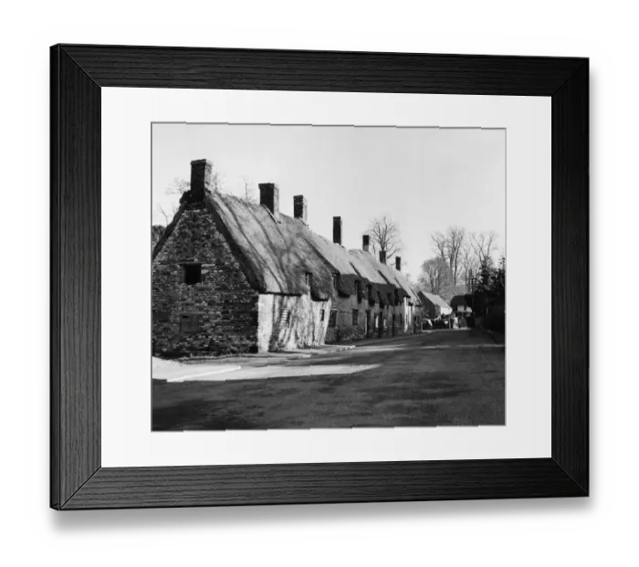 Framed Print : Stone cottages at Barton Seagrave near Kettering, Northamptonshire which were built in Framed Print : Stone cottages at Barton Seagrave near Kettering, Northamptonshire which were built in