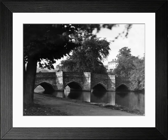 Framed Print : View of the old bridge which crosses the River Wye in Bakewell, Derbyshire Framed Print : View of the old bridge which crosses the River Wye in Bakewell, Derbyshire