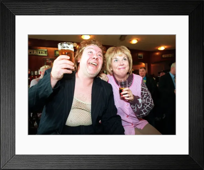 Framed Print : Rab C Nesbitt TV programme August 1998 Elaine C Smith and Gregor Fisher as Rab