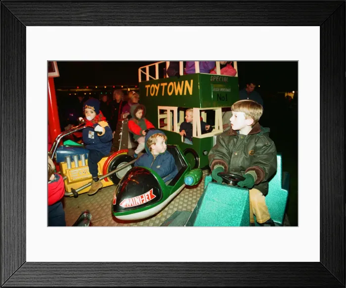 Framed Print : Fireworks, Kings Meadow park, Reading, Berkshire, 4th November 1995 Framed Print : Fireworks, Kings Meadow park, Reading, Berkshire, 4th November 1995