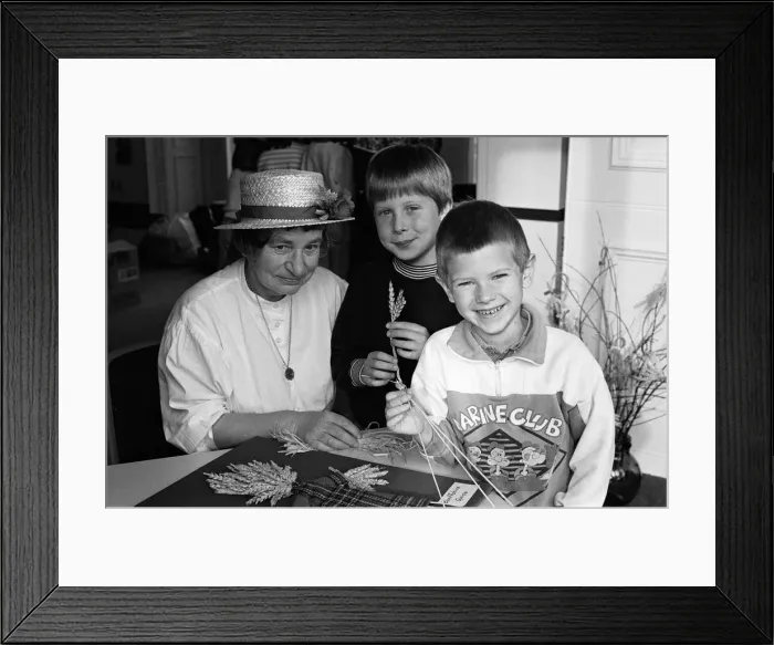 Framed Print : Corn-dolly maker Mrs Marie Jolliff shows Alex Krzesinski (centre