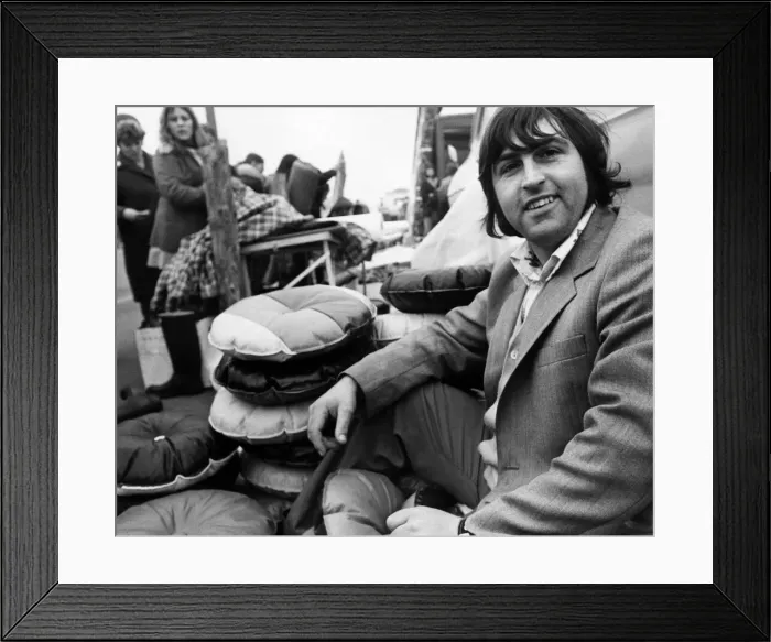 Framed Print : North Market Cazneau Street, Liverpool, 3rd March 1978. Kenneth Dale selling cushions Framed Print : North Market Cazneau Street, Liverpool, 3rd March 1978. Kenneth Dale selling cushions