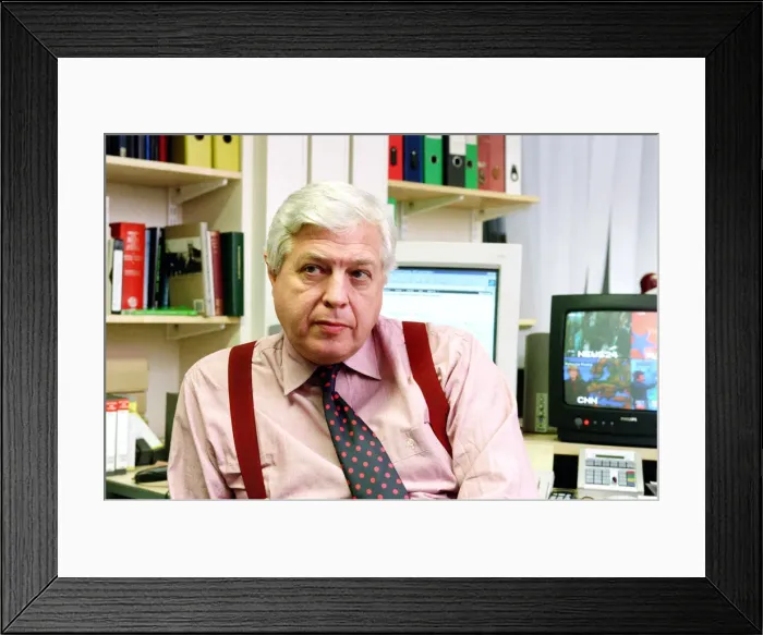 Framed Print : John Simpson BBC, news journalist. 24th November 1998 Framed Print : John Simpson BBC, news journalist. 24th November 1998