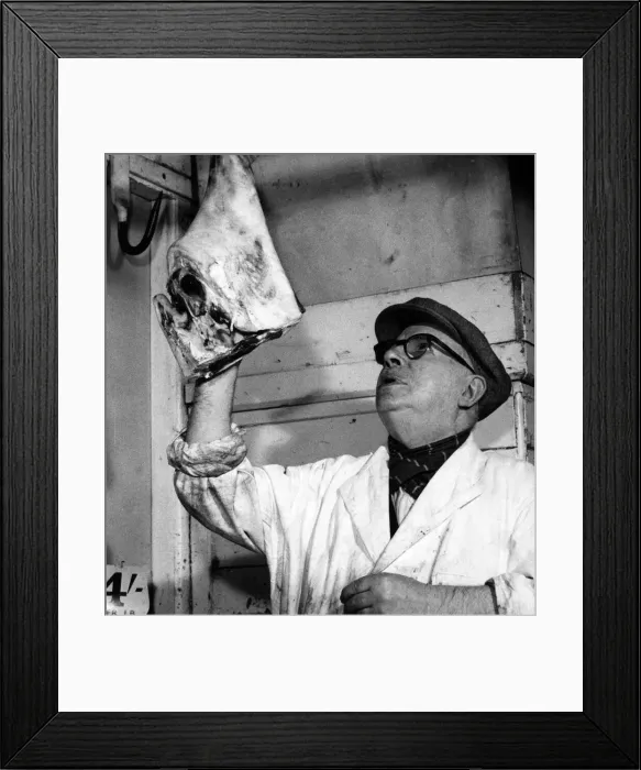 Framed Print : St Johns Old Market, Liverpool, 26th September 1958. Market veteran reaching up for a