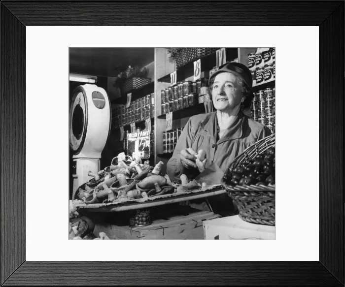Framed Print : St Johns Old Market, Liverpool, 26th September 1958. Blundellsands woman selling Formby Framed Print : St Johns Old Market, Liverpool, 26th September 1958. Blundellsands woman selling Formby