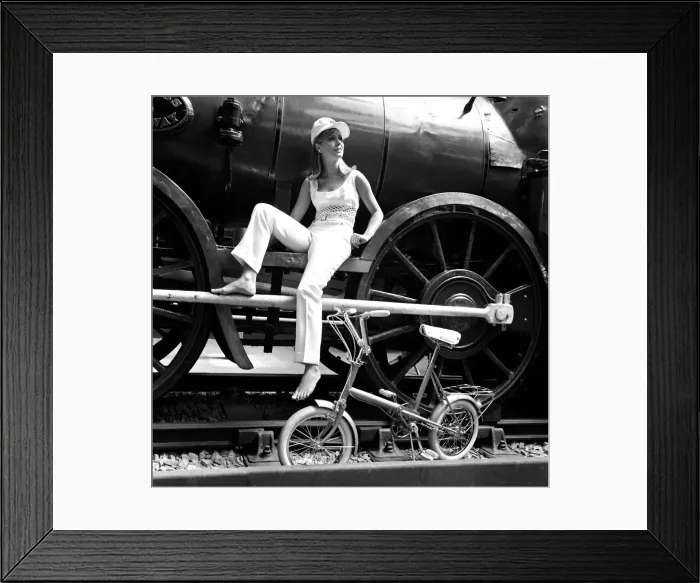 Framed Print : Susie Hunt modelling Mary Quant fashions at The London Transport Museum