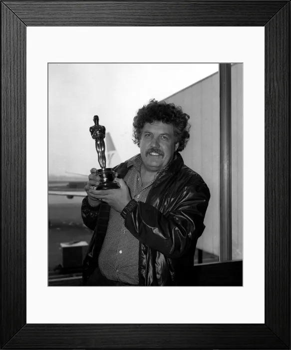 Framed Print : Colin Welland at London airport with his Oscar award 1982 Framed Print : Colin Welland at London airport with his Oscar award 1982