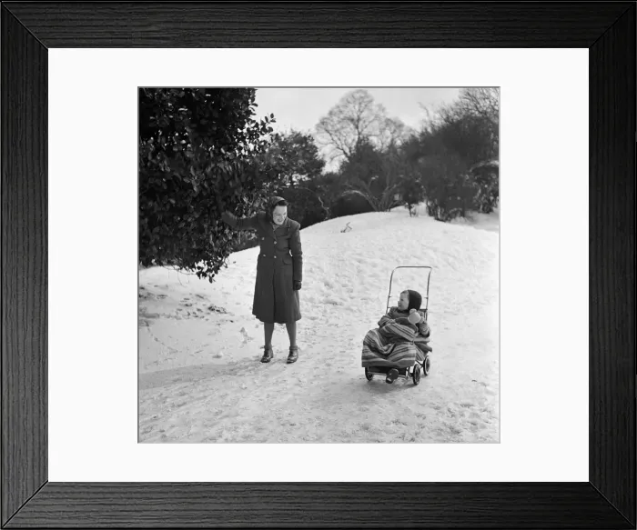 Framed Print : A woman and child enjoying Hyde Park in the now, London. Circa 1953 Framed Print : A woman and child enjoying Hyde Park in the now, London. Circa 1953