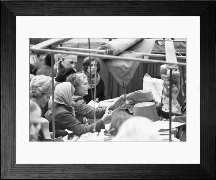 Framed Print : Christmas fshoppers at Reading market looking for that last minute stocking filler Framed Print : Christmas fshoppers at Reading market looking for that last minute stocking filler