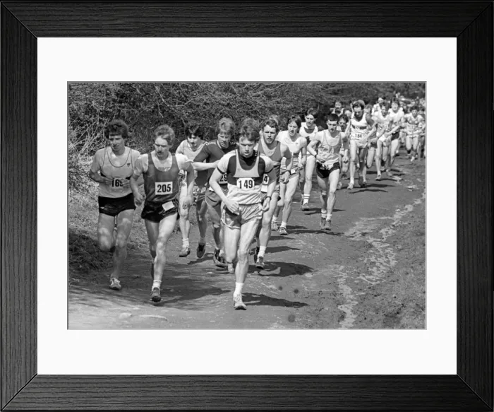 Framed Print : The early leaders in the Guisborough Moors race making their way up Belmangate Framed Print : The early leaders in the Guisborough Moors race making their way up Belmangate
