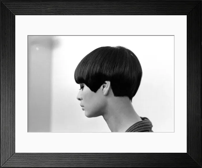 Framed Print : Model Sandra Mundy, with her boyish Mary Quant hair style Framed Print : Model Sandra Mundy, with her boyish Mary Quant hair style