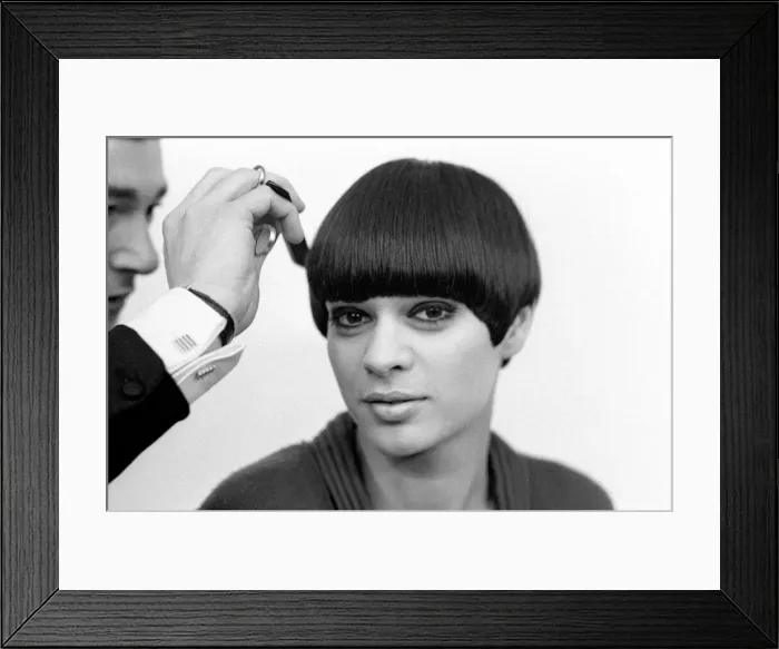 Framed Print : Model Sandra Mundy, with her boyish Mary Quant hair style Framed Print : Model Sandra Mundy, with her boyish Mary Quant hair style