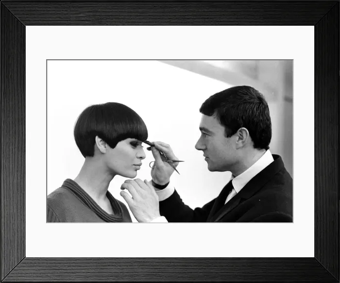 Framed Print : Hairdresser Vidal Sassoon with model Sandra Mundy, giving her the boyish Mary Quant hair