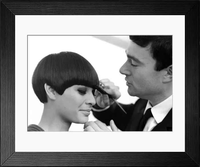 Framed Print : Hairdresser Vidal Sassoon with model Sandra Mundy, giving her the boyish Mary Quant hair Framed Print : Hairdresser Vidal Sassoon with model Sandra Mundy, giving her the boyish Mary Quant hair