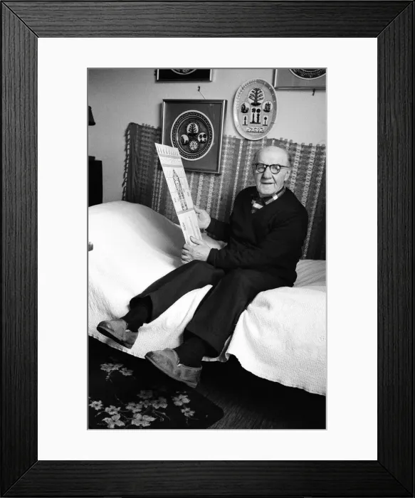 Framed Print : Scottie Wilson, the 74 year old Scottish artist, working at his home in Lynton Road
