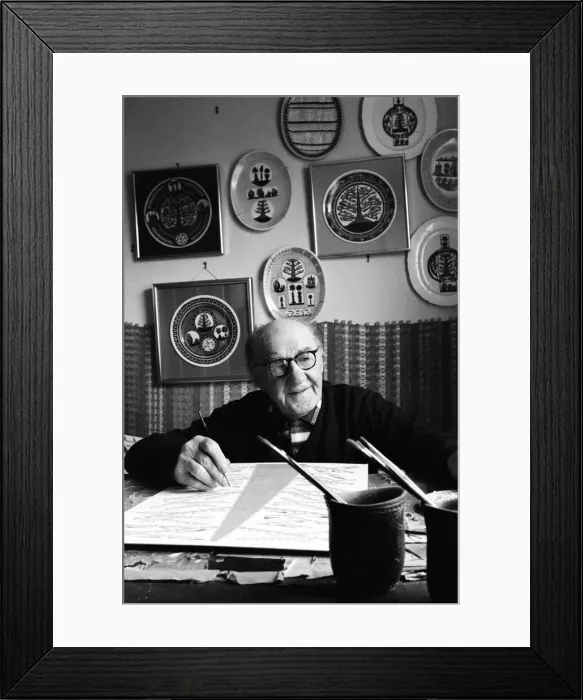 Framed Print : Scottie Wilson, the 74 year old Scottish artist, working at his home in Lynton Road Framed Print : Scottie Wilson, the 74 year old Scottish artist, working at his home in Lynton Road