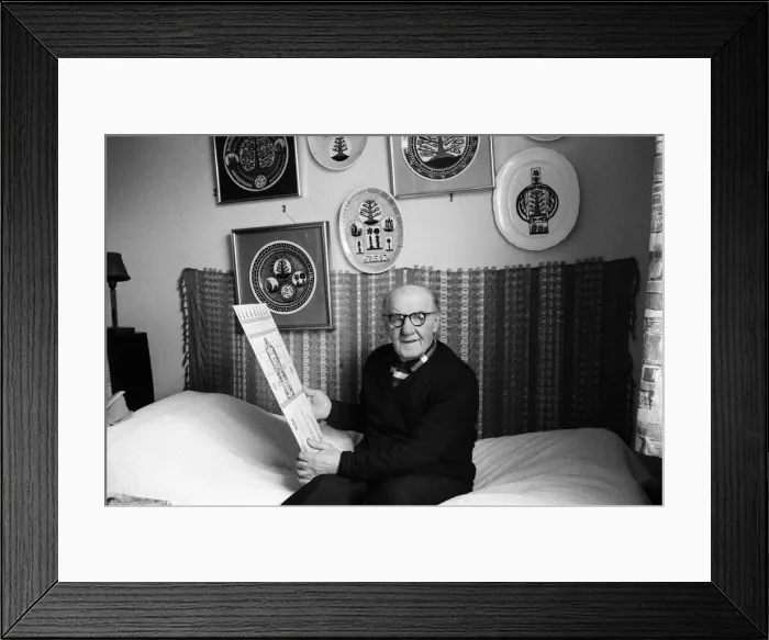 Framed Print : Scottie Wilson, the 74 year old Scottish artist, working at his home in Lynton Road Framed Print : Scottie Wilson, the 74 year old Scottish artist, working at his home in Lynton Road