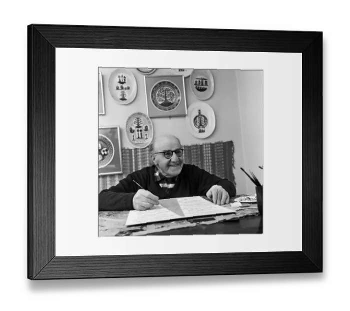 Framed Print : Scottie Wilson, the 74 year old Scottish artist, working at his home in Lynton Road Framed Print : Scottie Wilson, the 74 year old Scottish artist, working at his home in Lynton Road