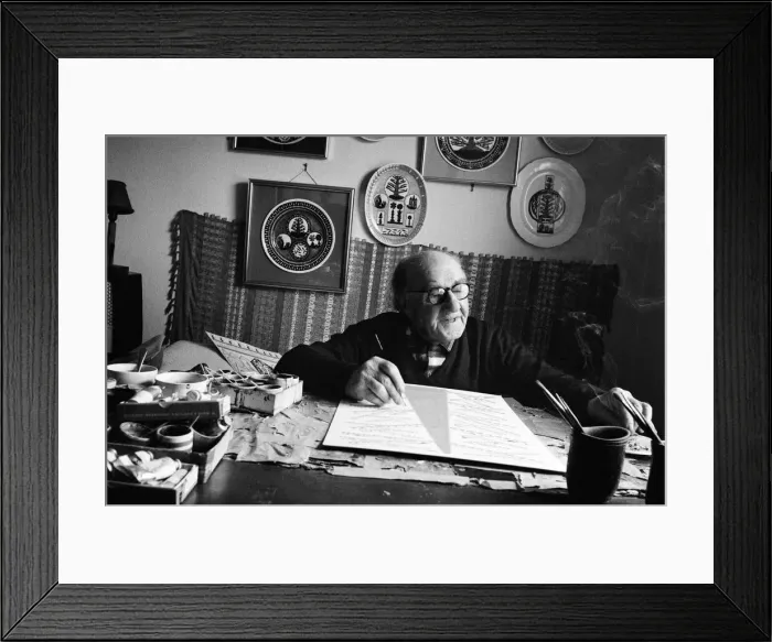 Framed Print : Scottie Wilson, the 74 year old Scottish artist, working at his home in Lynton Road Framed Print : Scottie Wilson, the 74 year old Scottish artist, working at his home in Lynton Road