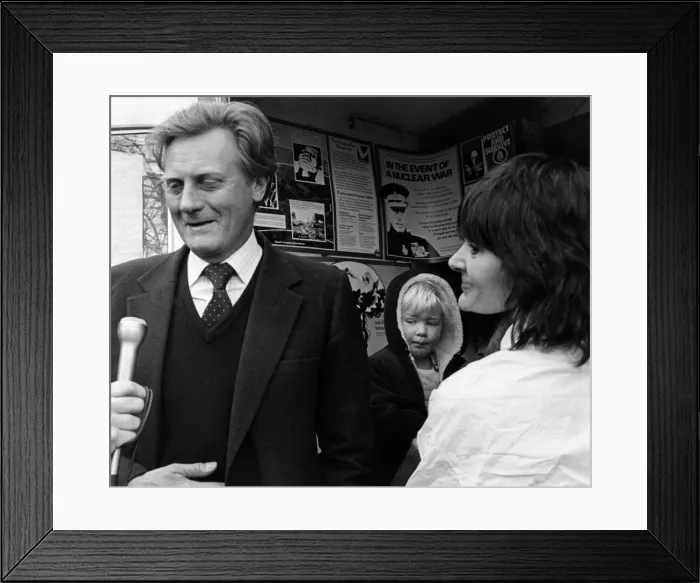Framed Print : Michael Heseltine, Secretary of State for Defence, pictured with peace campaigners Framed Print : Michael Heseltine, Secretary of State for Defence, pictured with peace campaigners