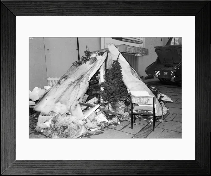 Framed Print : Santas Grotto at Broad Street Mall burns down. 19th December 1990 Framed Print : Santas Grotto at Broad Street Mall burns down. 19th December 1990