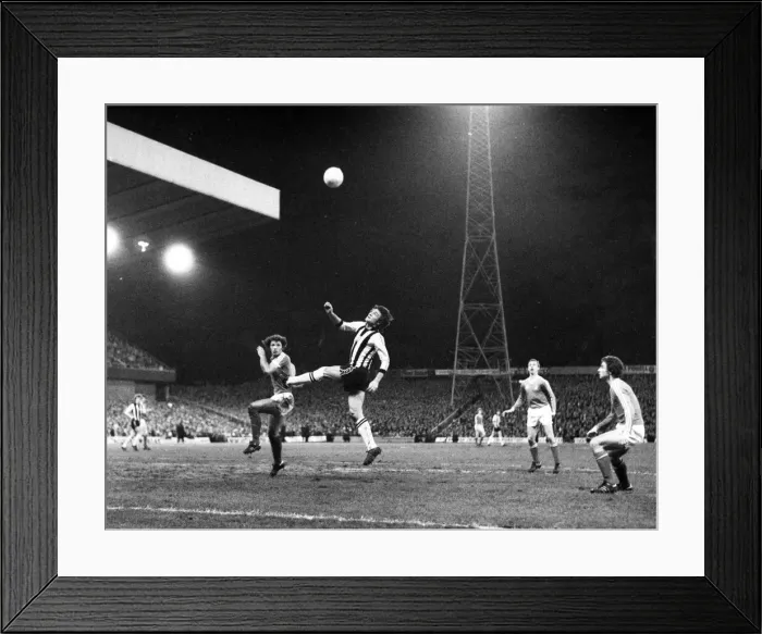 Framed Print : Newcastle 0 -2 Nottingham Forest, Division 1 match held at St James Park
