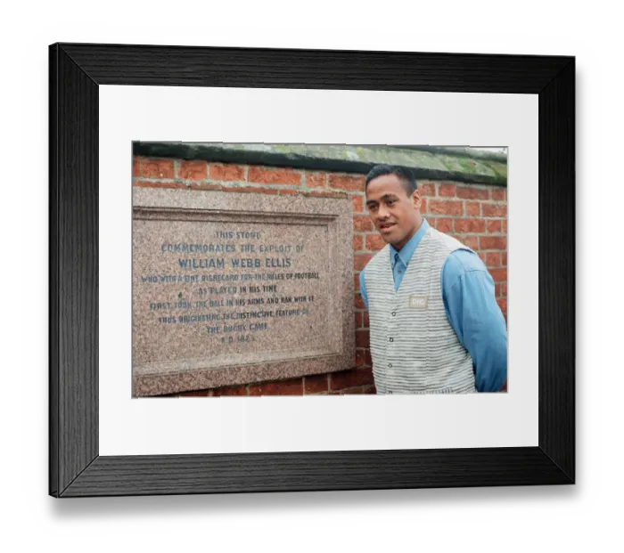 Framed Print : New Zealand rugby player Jonah Lomu visiting Rugby. Pictured at the Webb Ellis plaque
