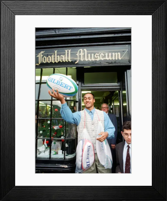 Framed Print : New Zealand rugby player Jonah Lomu visiting Rugby. Pictured outside the Rugby Football