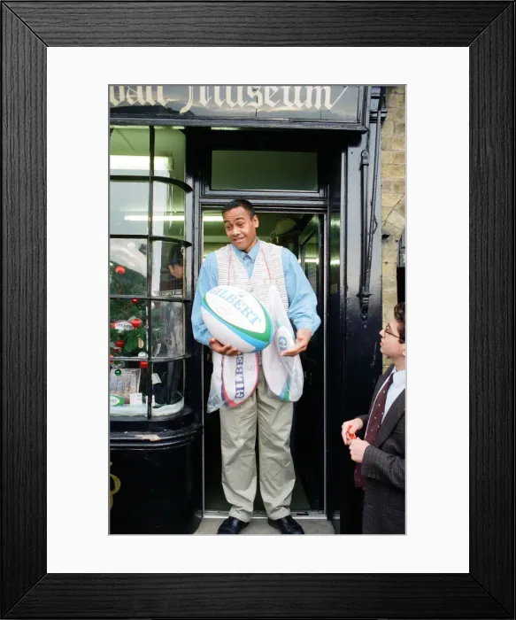 Framed Print : New Zealand rugby player Jonah Lomu visiting Rugby. Pictured outside the Rugby Football Framed Print : New Zealand rugby player Jonah Lomu visiting Rugby. Pictured outside the Rugby Football