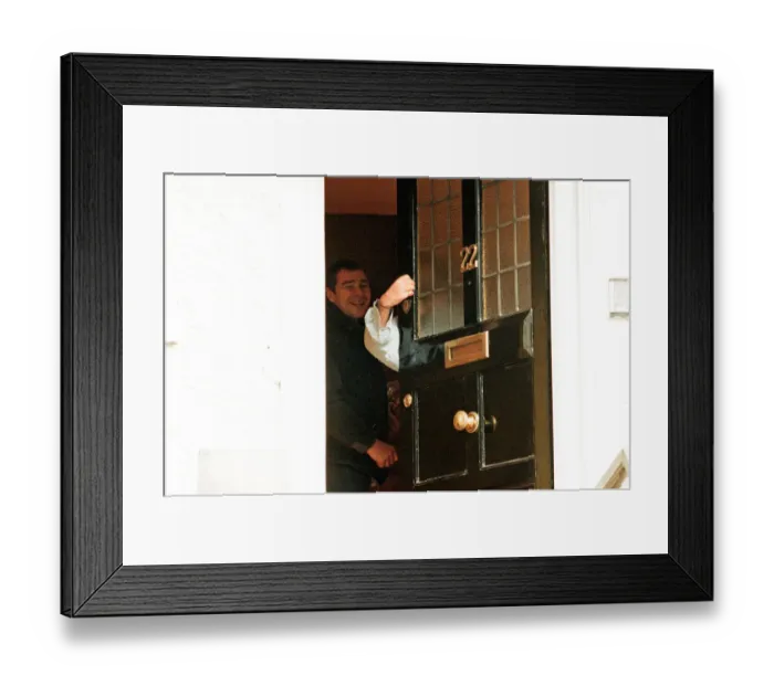 Framed Print : Liam Gallagher puts his hand around the door and gestures to the press
