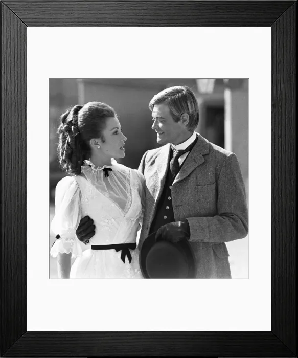 Framed Print : Jane Seymour and Simon Ward seen here at Stratfield Saye House during a break in filming Framed Print : Jane Seymour and Simon Ward seen here at Stratfield Saye House during a break in filming
