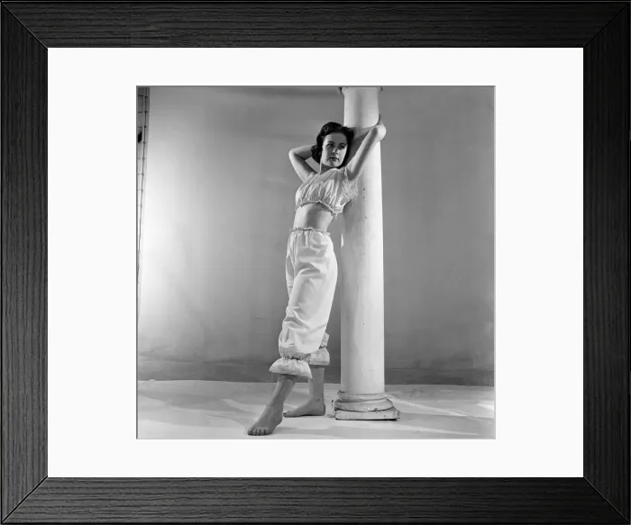 Framed Print : Pyjama fashion, two piece pantaloon pyamas with bare midriff. 13th May 1955