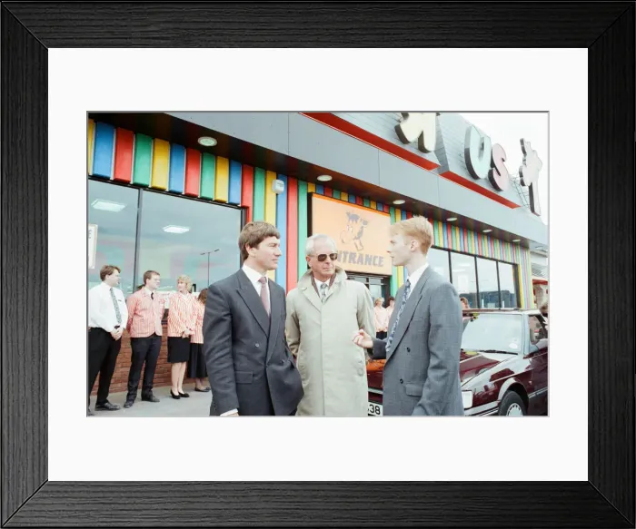 Framed Print : Local Government and Inner Cities Minister Michael Portillo unveils a plaque to mark