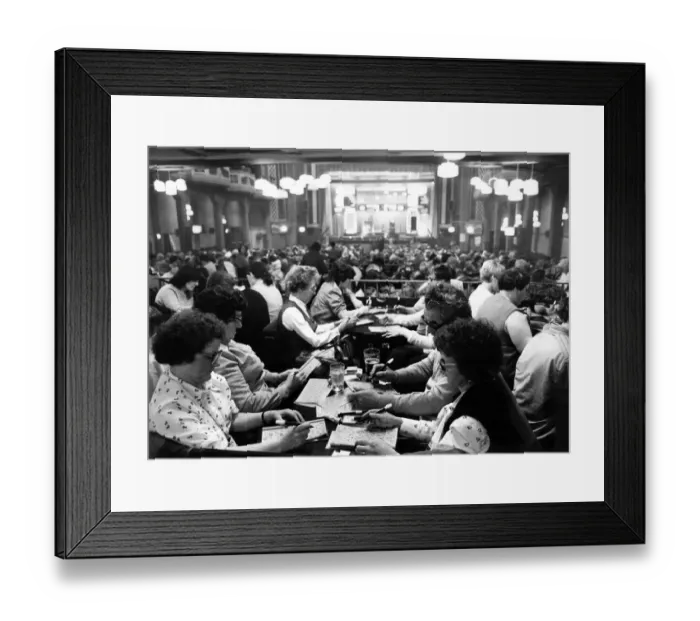 Framed Print : Mecca Bingo hall, Eglinton Street, Glasgow. 24th May 1981 Framed Print : Mecca Bingo hall, Eglinton Street, Glasgow. 24th May 1981