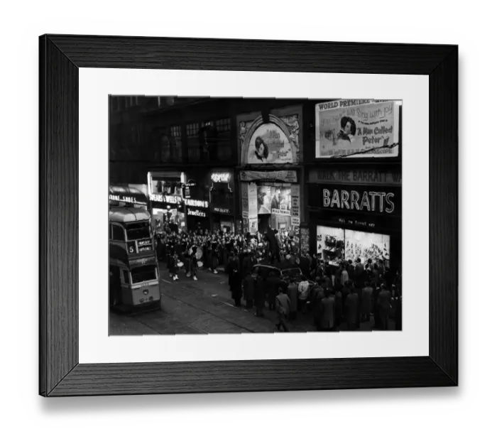 Framed Print : Crowds outside La Scala Cinema watch celebrities arrive for the world premiere of film Framed Print : Crowds outside La Scala Cinema watch celebrities arrive for the world premiere of film