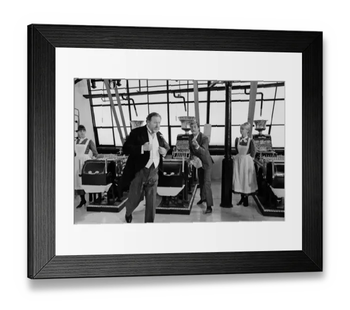 Framed Print : Dick Van Dyke (centre) and James Robertson Justice (left Framed Print : Dick Van Dyke (centre) and James Robertson Justice (left