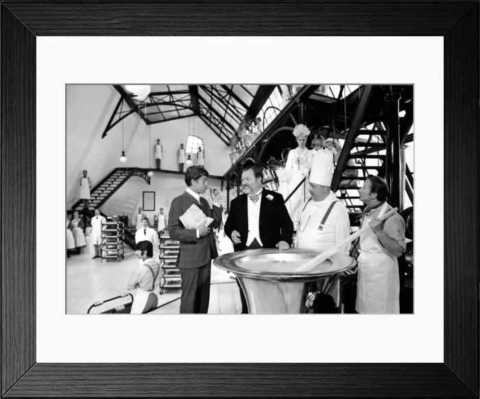 Framed Print : Dick Van Dyke (left) and James Robertson Justice (in black tails Framed Print : Dick Van Dyke (left) and James Robertson Justice (in black tails