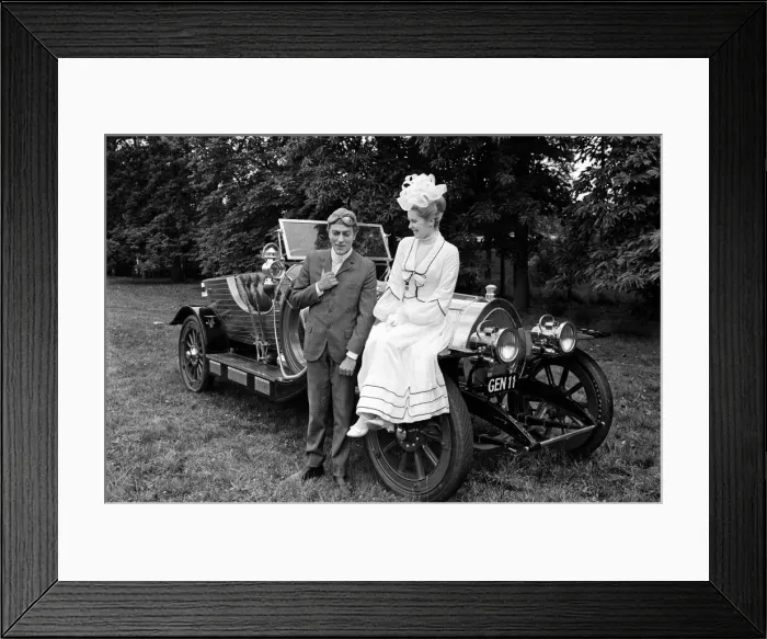 Framed Print : Dick Van Dyke and Sally Ann Howes with Chitty Chitty Bang Bang at Pinewood Studios