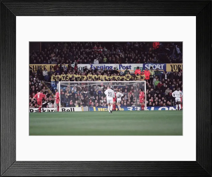 Framed Print : Carling Premirship match at Elland Road. Leeds United 0 v Liverpool 0 Framed Print : Carling Premirship match at Elland Road. Leeds United 0 v Liverpool 0