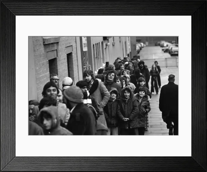 Framed Print : Star Wars fans, queuing outside Cinema, Birmingham, 29th January 1978 Framed Print : Star Wars fans, queuing outside Cinema, Birmingham, 29th January 1978