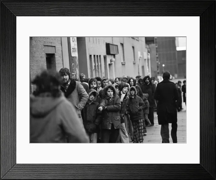 Framed Print : Star Wars fans, queuing outside Cinema, Birmingham, 29th January 1978 Framed Print : Star Wars fans, queuing outside Cinema, Birmingham, 29th January 1978