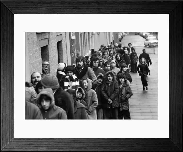 Framed Print : Star Wars fans, queuing outside Cinema, Birmingham, 29th January 1978 Framed Print : Star Wars fans, queuing outside Cinema, Birmingham, 29th January 1978