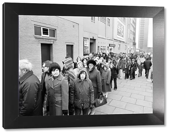 Star Wars fans, queuing outside Cinema, Birmingham, 15th February 1978